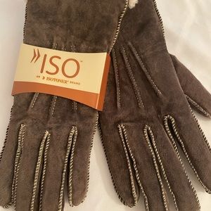 NWT. Isotoner brown suede gloves.